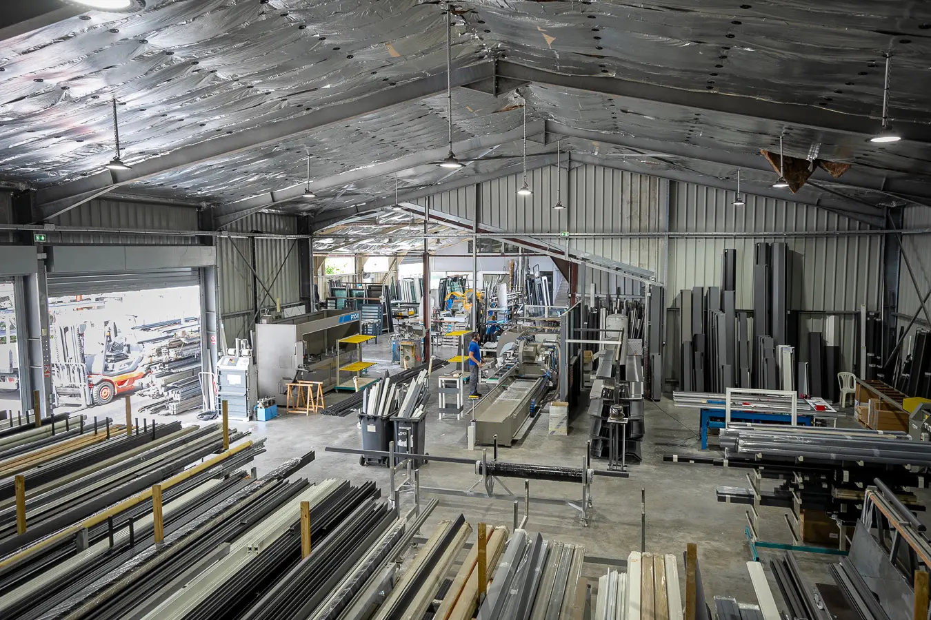Vue générale de l’atelier de menuiserie aluminium Flash Alu au Tampon