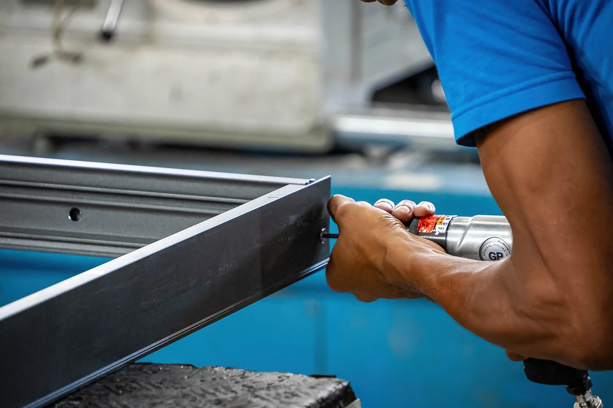 Équipe de production en plein assemblage d’une menuiserie aluminium