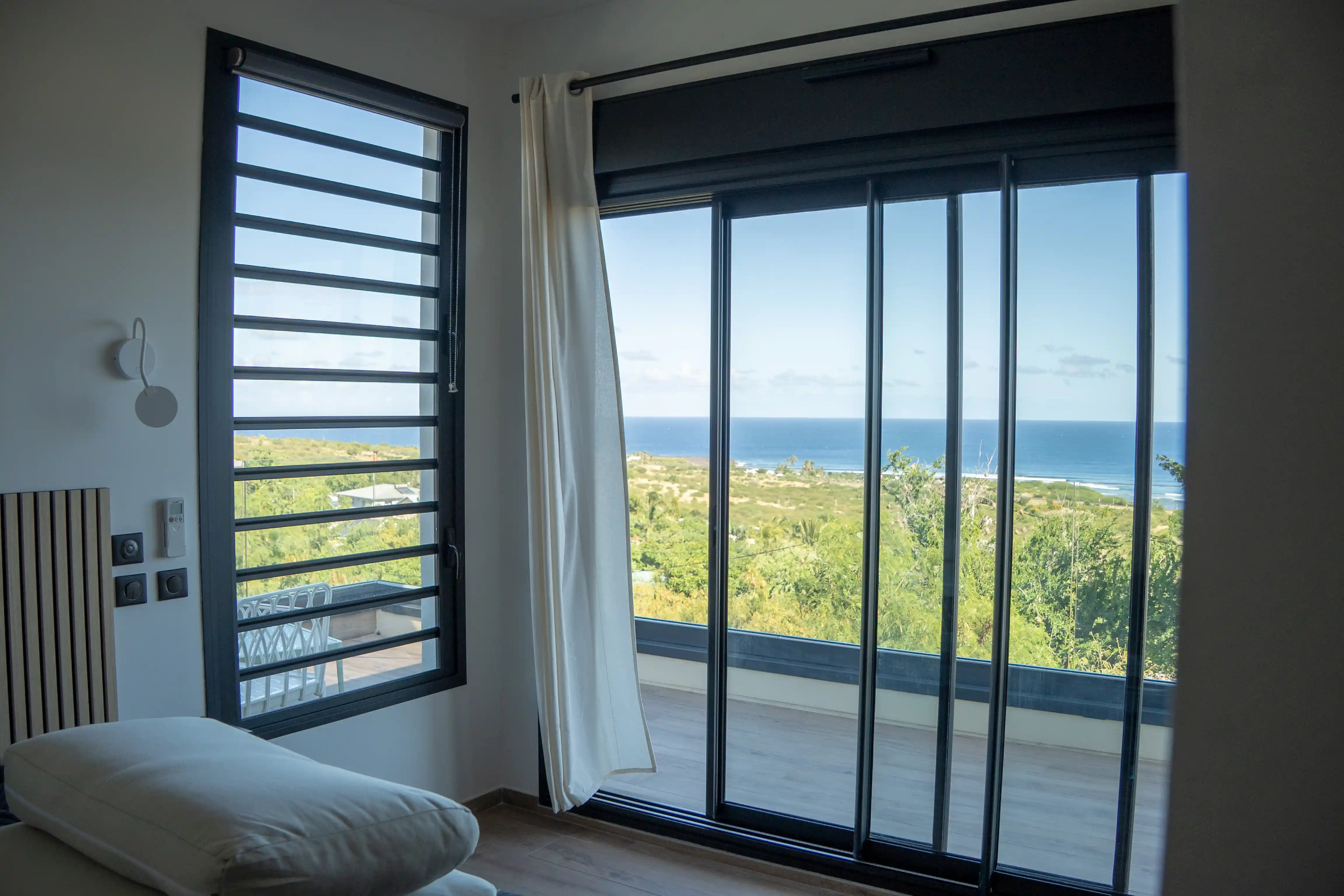 Baie vitrée aluminium à La Réunion – réalisation Flash Alu à La Réunion