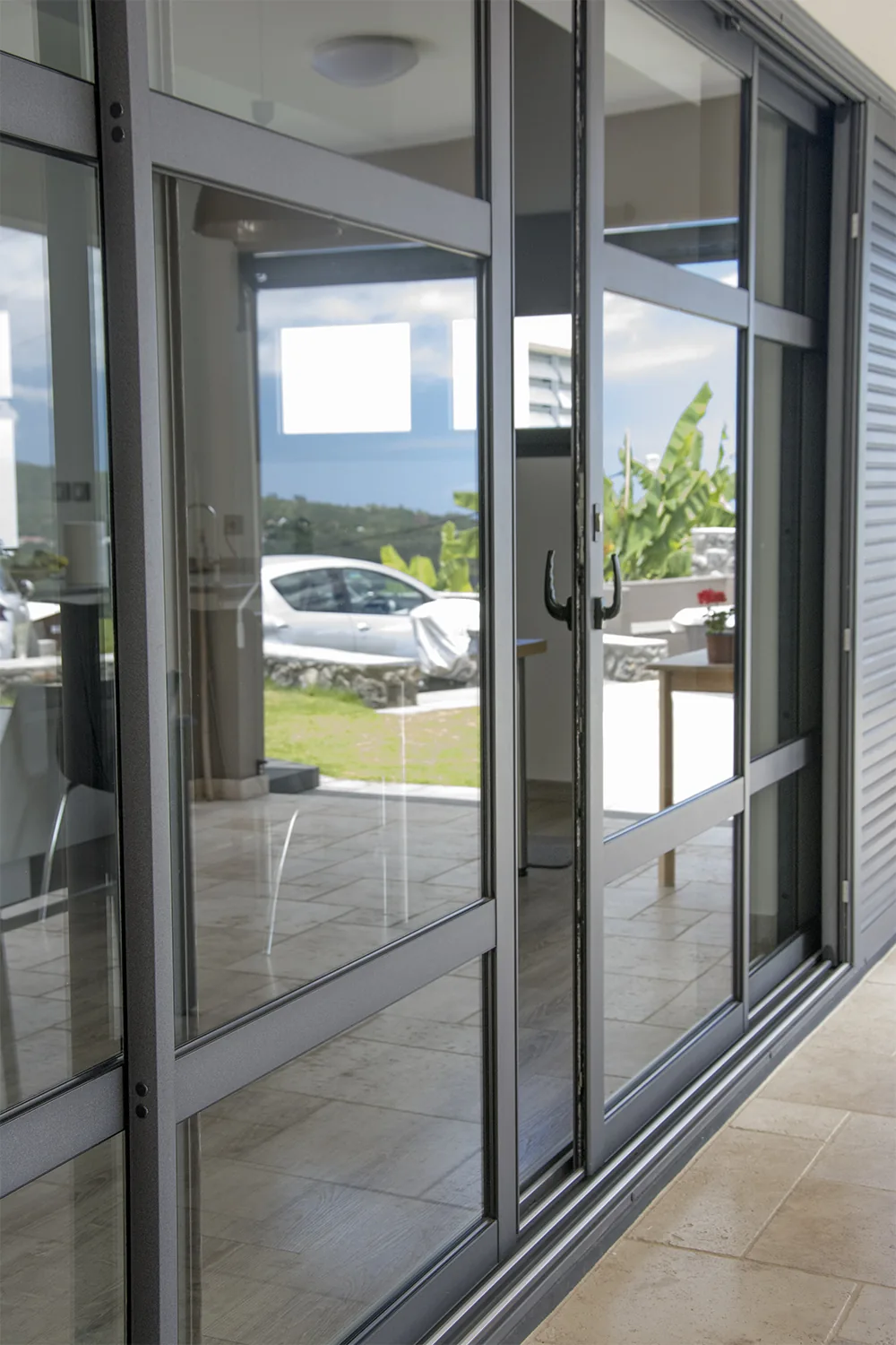 Baie vitrée aluminium à La Réunion – réalisation Flash Alu à La Réunion