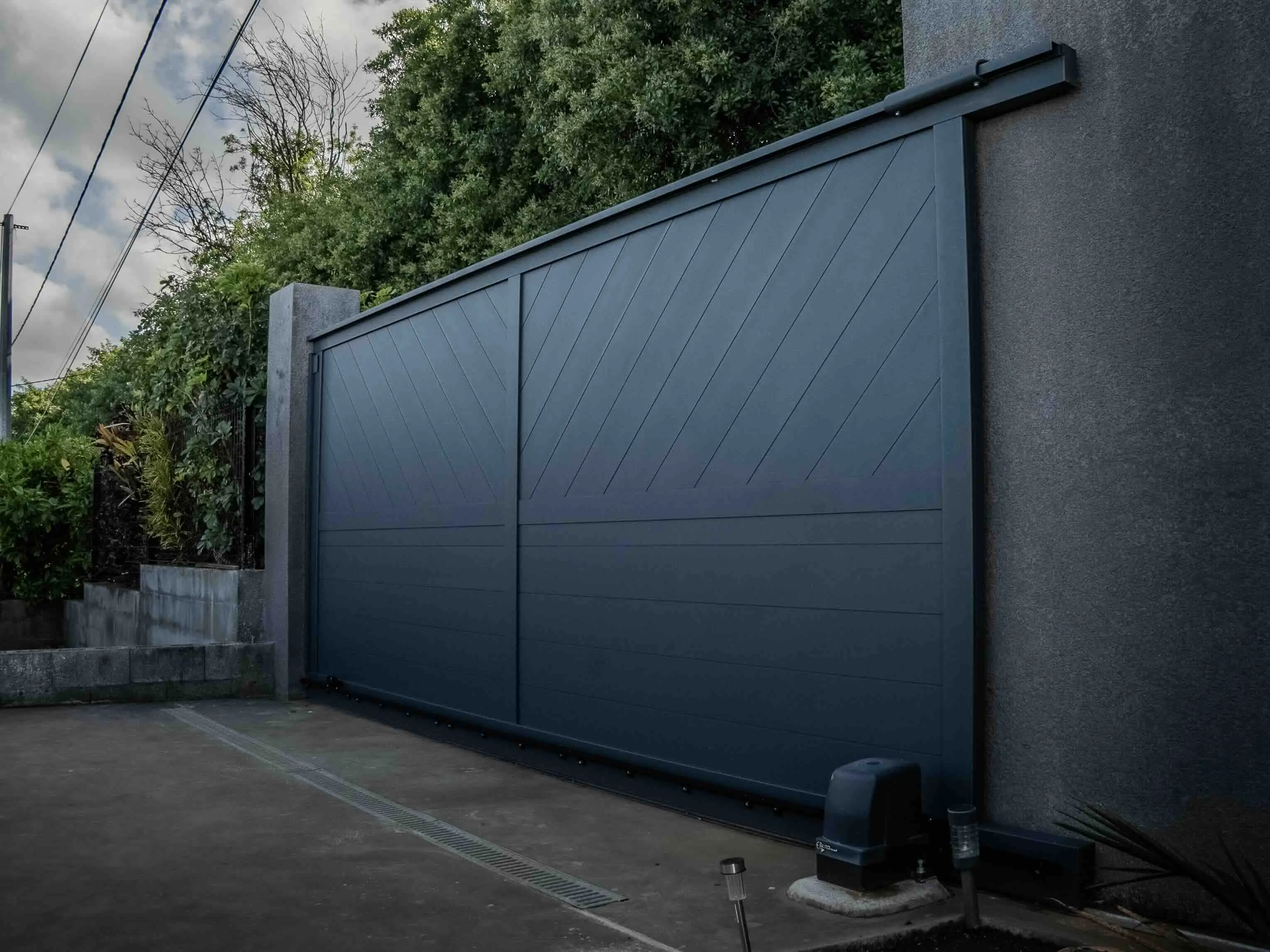 Portail aluminium à La Réunion – réalisation Flash Alu à La Réunion