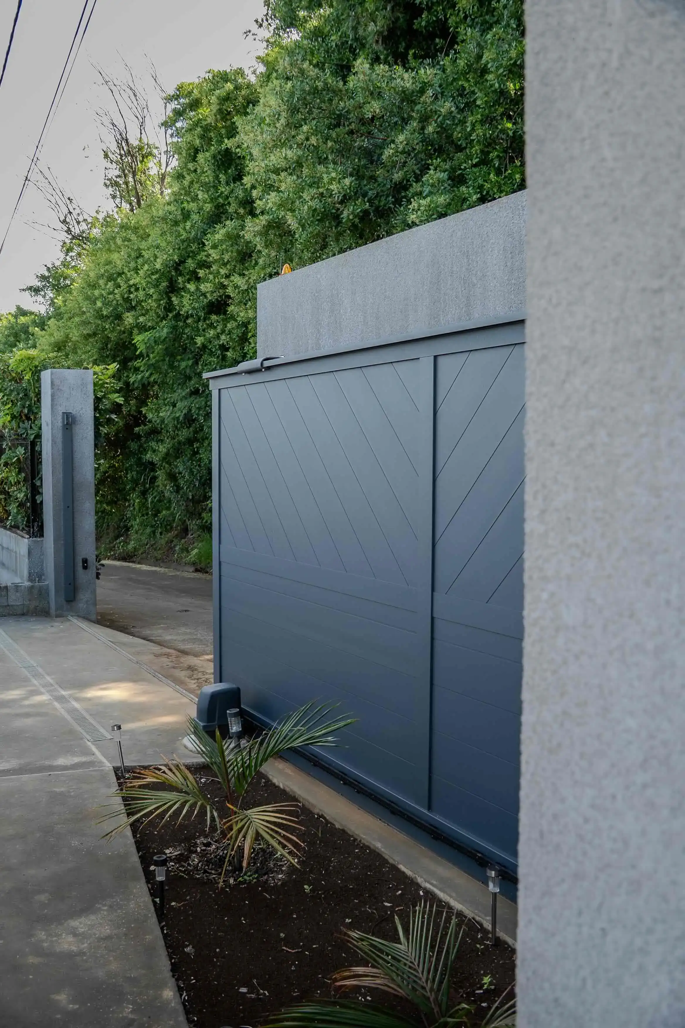 Portail aluminium à La Réunion – réalisation Flash Alu à La Réunion