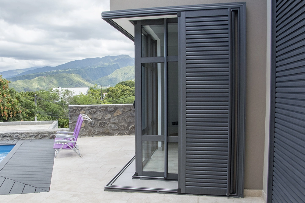 Volet à galandage – réalisation Flash Alu à La Réunion