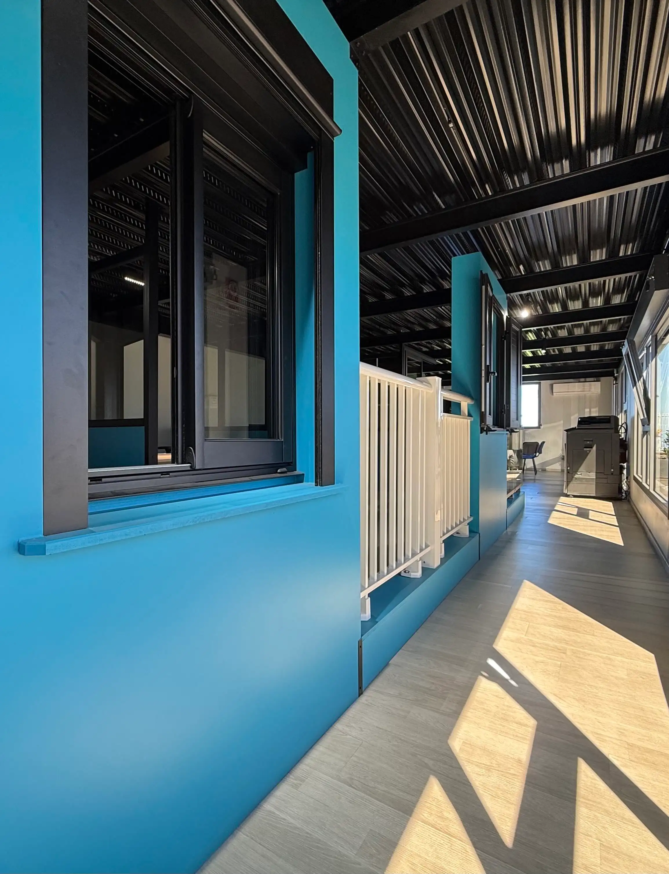 Showroom Flash Alu avec exposition de menuiseries aluminium